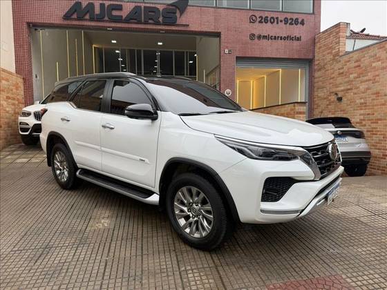 TOYOTA HILUX SW4 2.8 D-4D TURBO DIESEL SRX 4X4 AUTOMÁTICO TOYOTA HILUX SW4 2.8 D-4D TURBO DIESEL SRX 4X4 AUTOMÁTICO